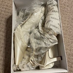Brand new Caparros Ivory dress shoe. Size 8M